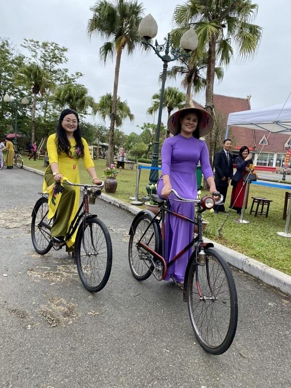 Khách tham quan đến với ký ức xưa qua xe đạp peugeot cổ tạiKhông gian "Sen trong đời sống văn hoá Việt". (Ảnh: Hà Anh)